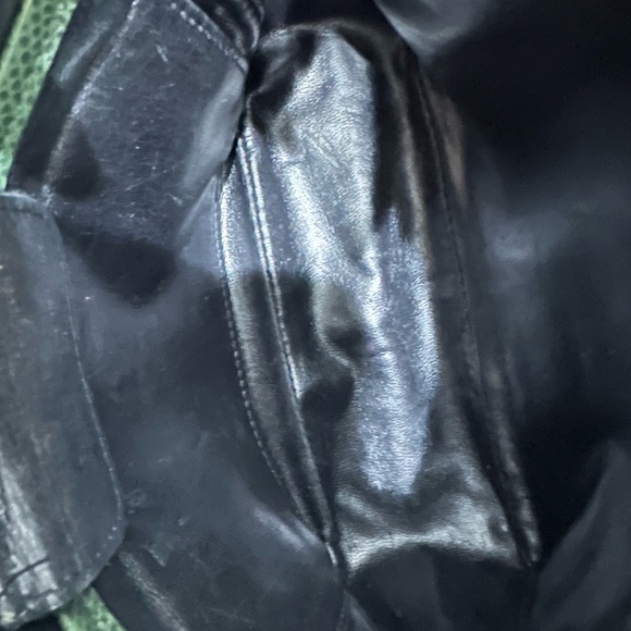 Salvatore Ferragamo Vintage Green Lizard-Embossed Vara Crossbody (1988–1992) - Picture 10 of 11